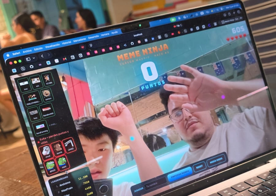 Demo en vivo de MEME NINJA en el stand del hackathon