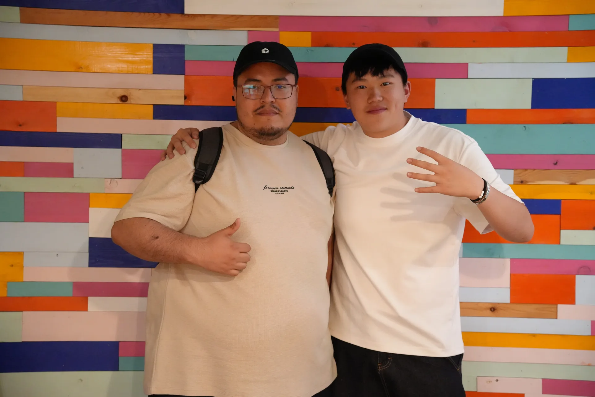 Max y Dingli Ni Xu al finalizar el hackathon
